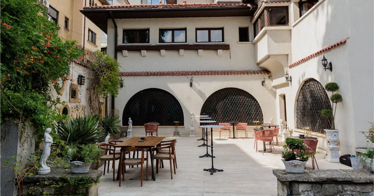 The inner courtyard of Vila Tătărescu